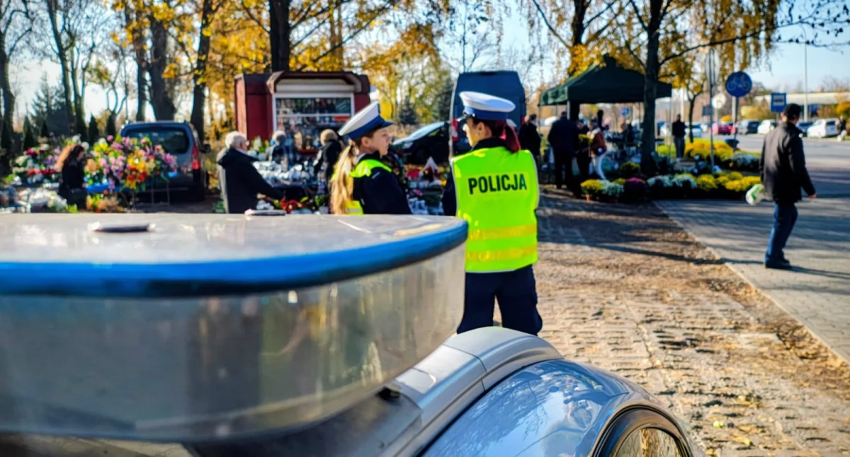 Policyjna akcja Wszystkich Świętych. Policjanci przy nekropoliach dbali o bezpieczeństwo pieszych i kierowców