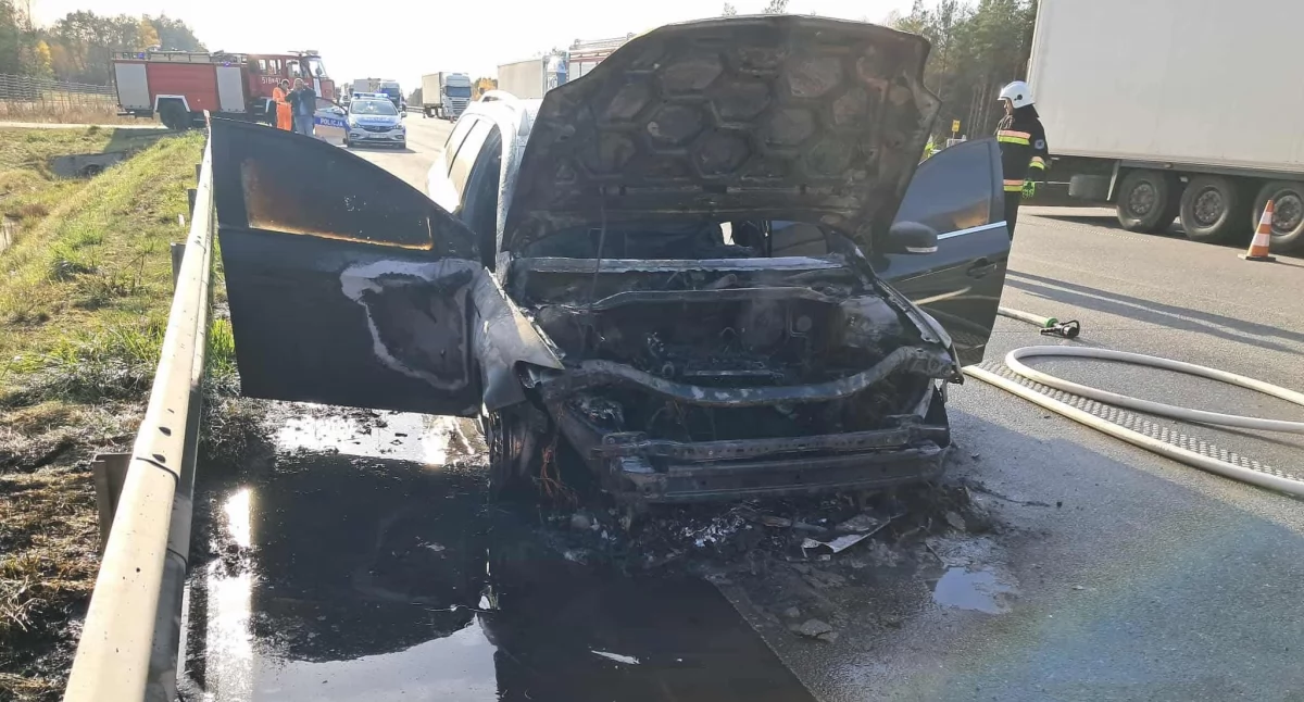 Pożar samochodu osobowego na autostradzie A1. Dyżurny wysłał trzy zastępy