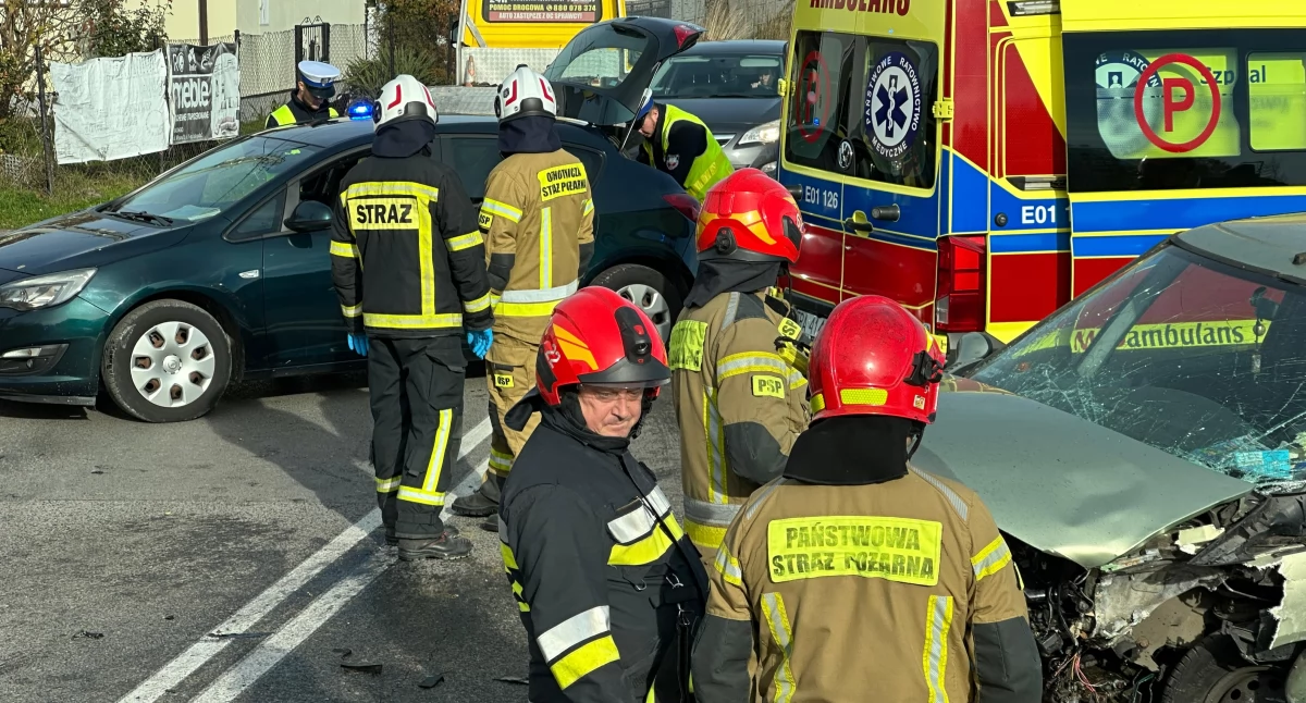 Wypadek w Okrajszowie. Kierowca Renault nie zatrzymał się przed znakiem STOP. Dwie osoby poszkodowane