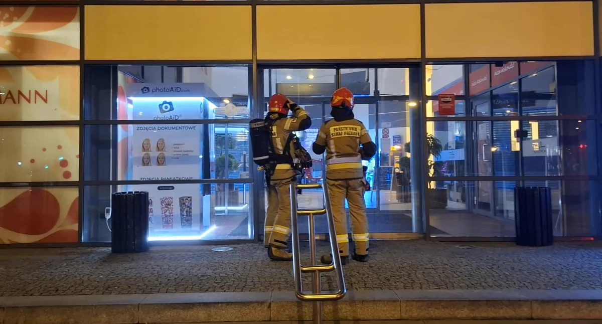 Pracownicy poczuli swąd palonych przewodów. Zadzwonili po pomoc. Strażacy dokładnie sprawdzili budynek Baszty