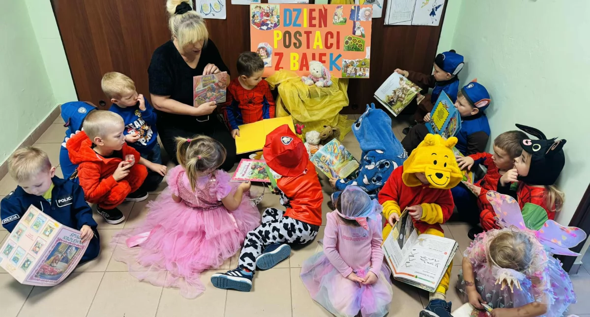 Dzieci z przedszkola wzięły udział we wspólnym czytaniu w bibliotece w Górach Mokrych podczas Dnia Postaci z Bajek