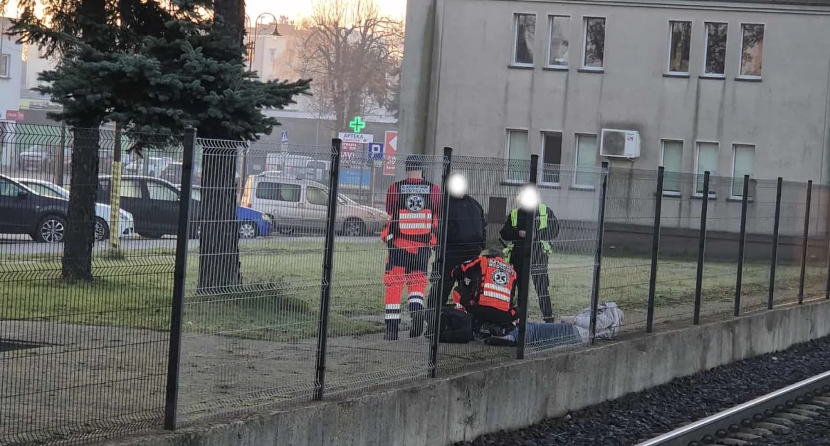 50-latek miał wracać do domu. Zanim wsiadł do pociągu źle się poczuł. Niestety, nie udało się go uratować