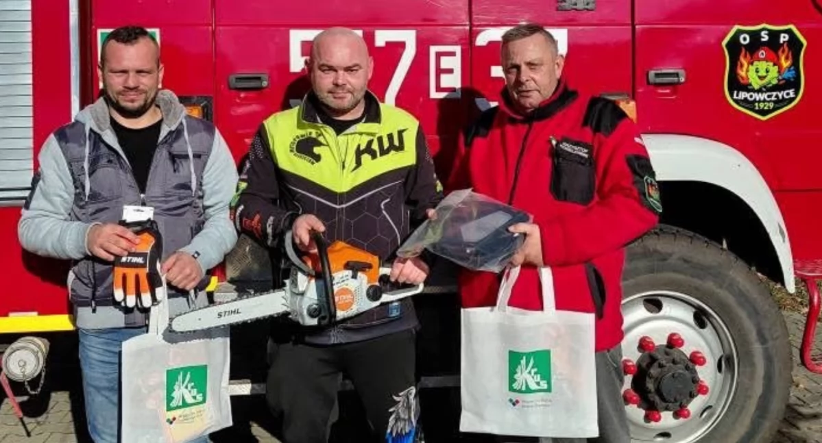 Szkolenie z bezpiecznej obsługi pilarek w OSP Lipowczyce zakończone testem i przekazaniem nagród dla jednostki