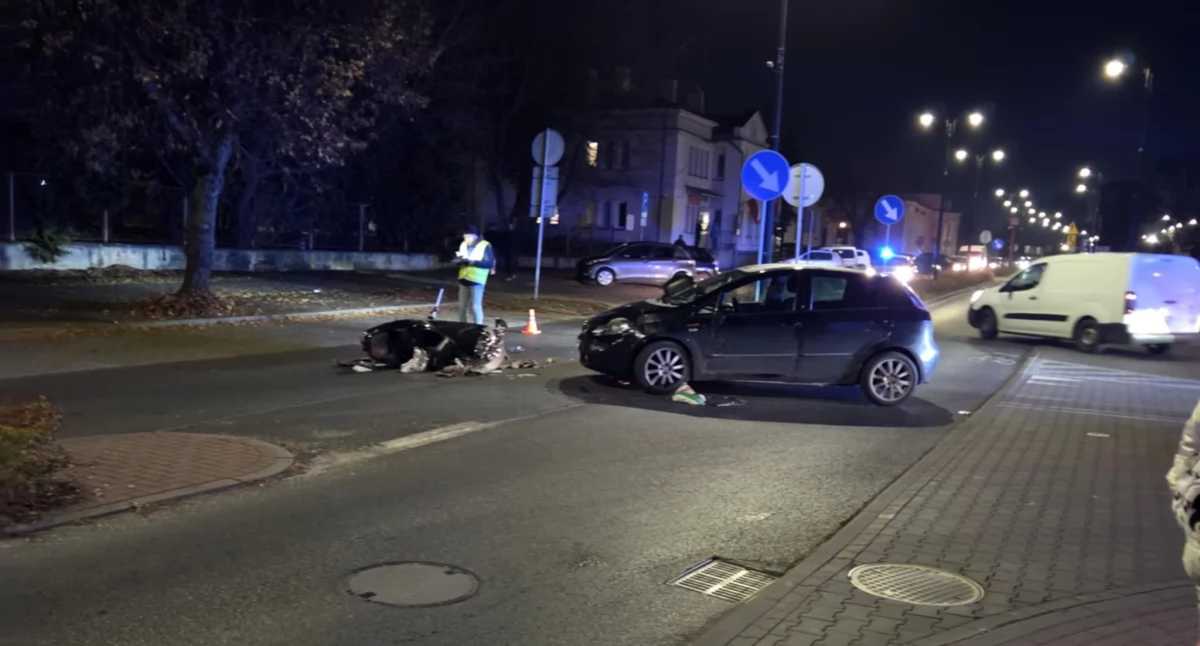 Wypadek na Reymonta. Fiat Punto uderzył w skuter. Poszkodowany kierowca jednośladu