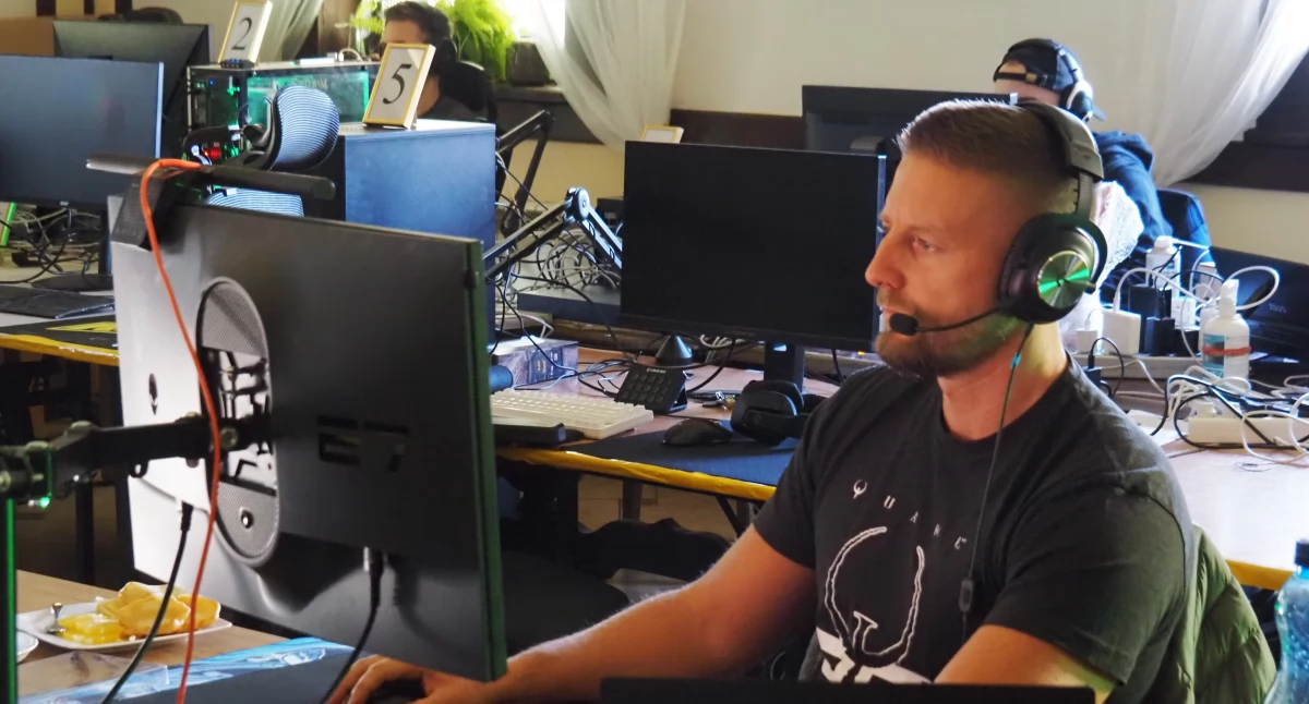 Quake Lanparty. Badsebi: - Jeden z nas nie wziął ze sobą komputera. Nie przyjechał tu grać, ale po prostu się z nami spotkać