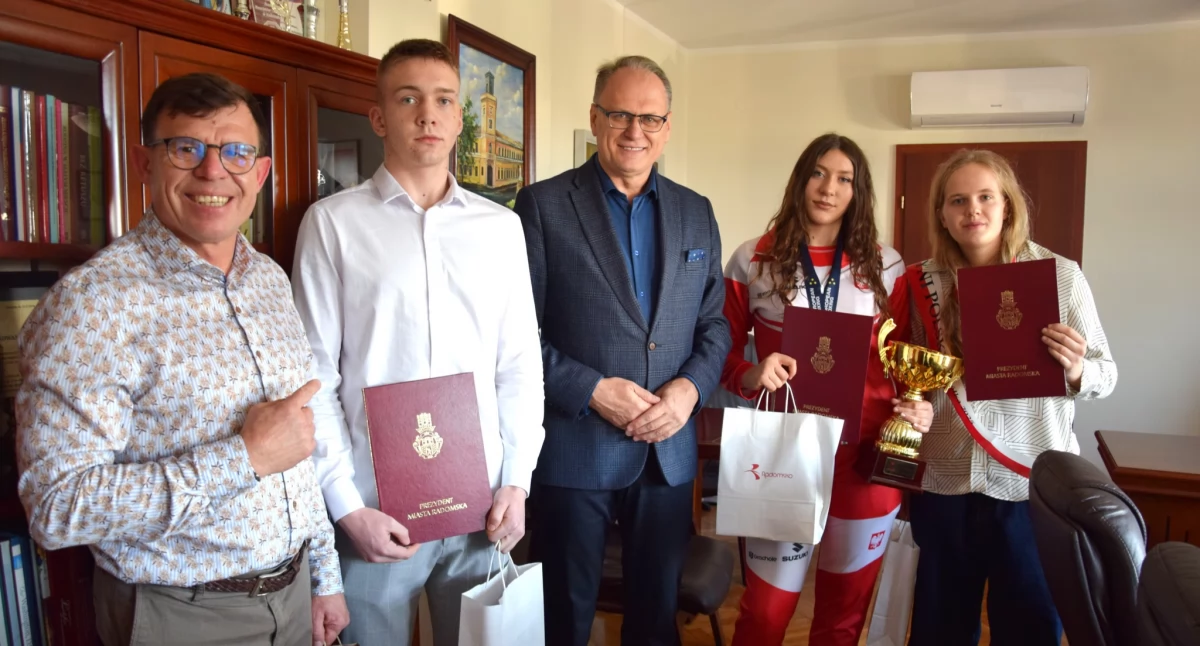 Julia Kurowska, Amelia Stępień i Mikołaj Lis z RSB Nokaut spotkali się z prezydentem. Jarosła Ferenc pogratulował im sukcesów