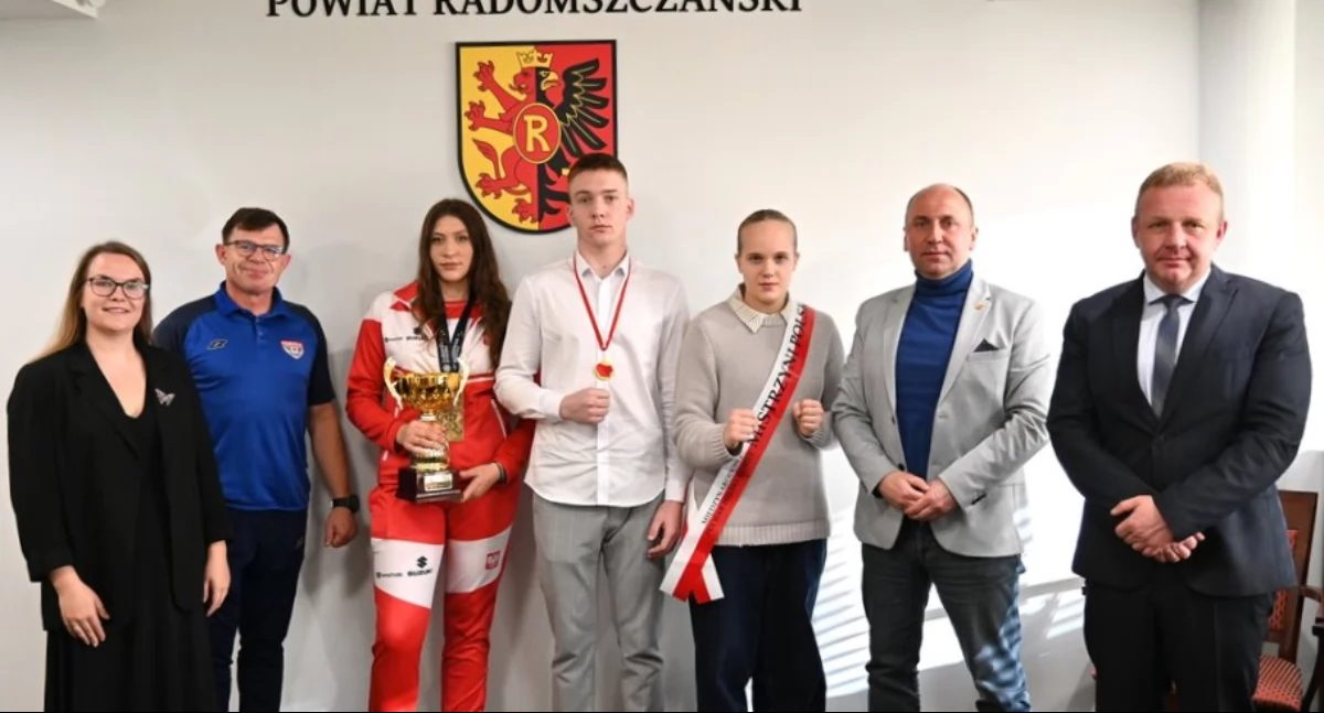 Julia Kurowska, Amelia Stępień i Mikołaj Lis z RSB Nokaut spotkali się ze starostą Więckiem