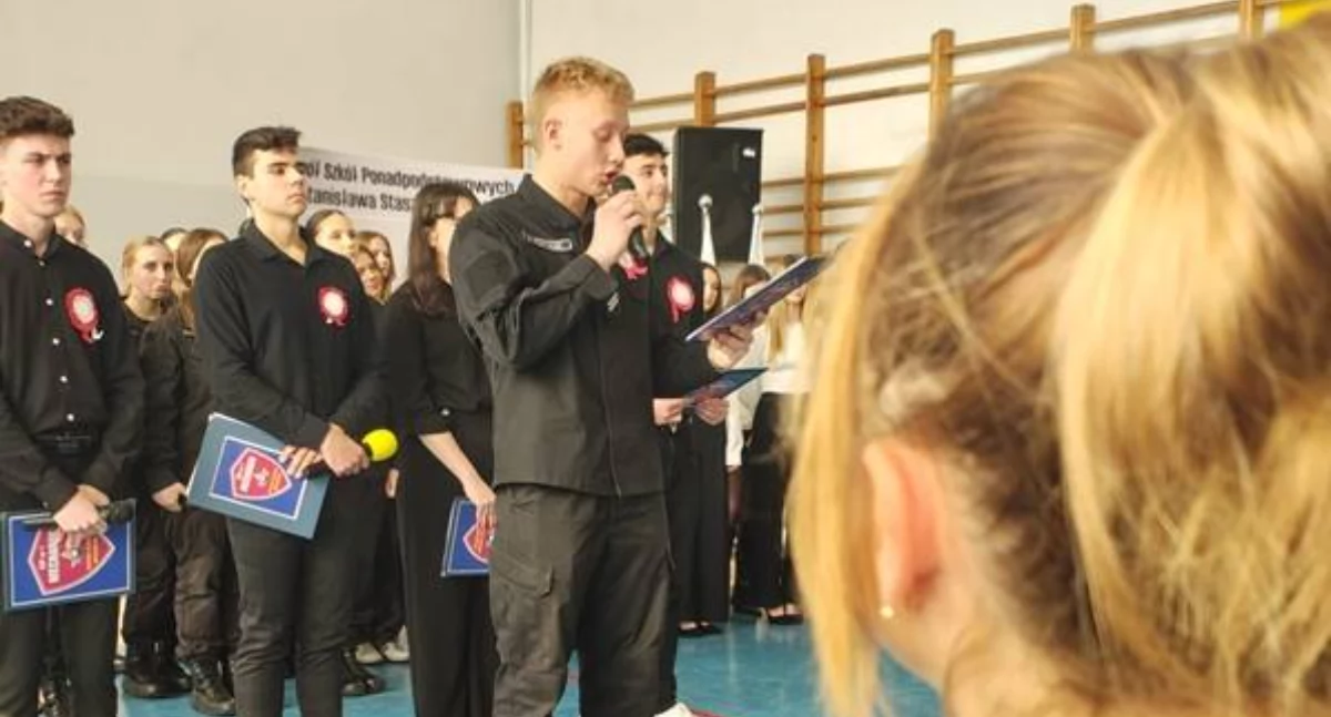 Uroczyste ślubowanie klas mundurowych w Mechaniku. Była też musztra i program artystyczny