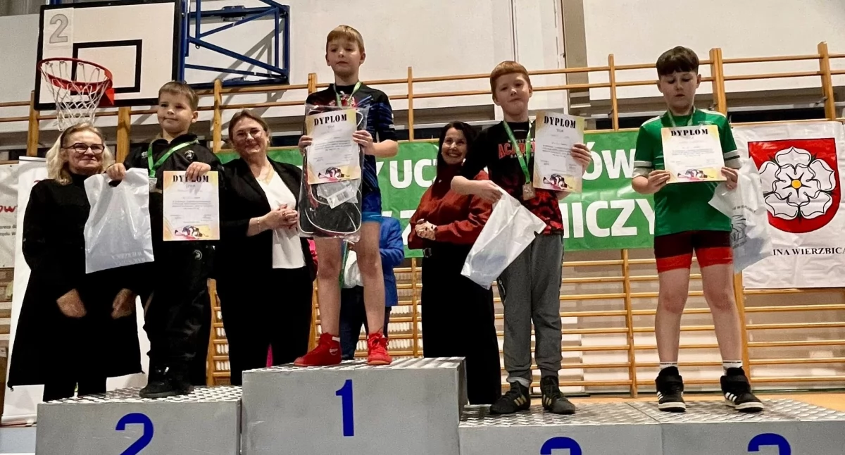 Zawodnicy UKS-u Zapaśnika Radomsko z turnieju „Nadziei Olimpijskich” w Wierzbicy wrócili z 15 medalami