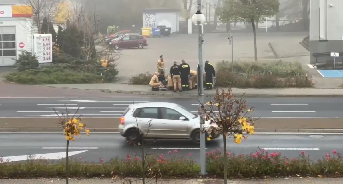 [WIDEO] 65-latka straciła przytomność. Zauważyli to strażacy. I ruszyli na pomoc