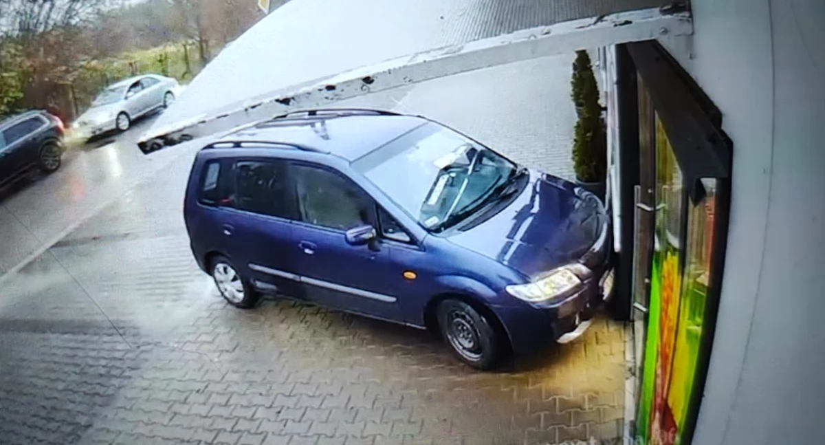 Pijany kierowca Mazdy pomylił biegi i wjechał w sklep. Mężczyzna stanie przed sądem 
