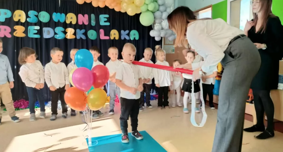 [ZDJĘCIA] Uroczyste pasowanie na przedszkolaka w Lgocie Wielkiej. To dzieci z grup Motylki i Kotki