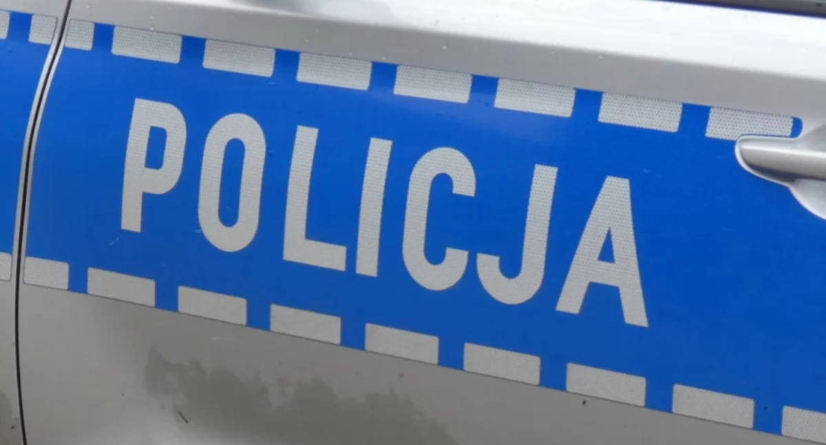 Wypadek w Łowiczu. Kierowca Audi wjechał do przydrożnego rowu. Został odwieziony do szpitala