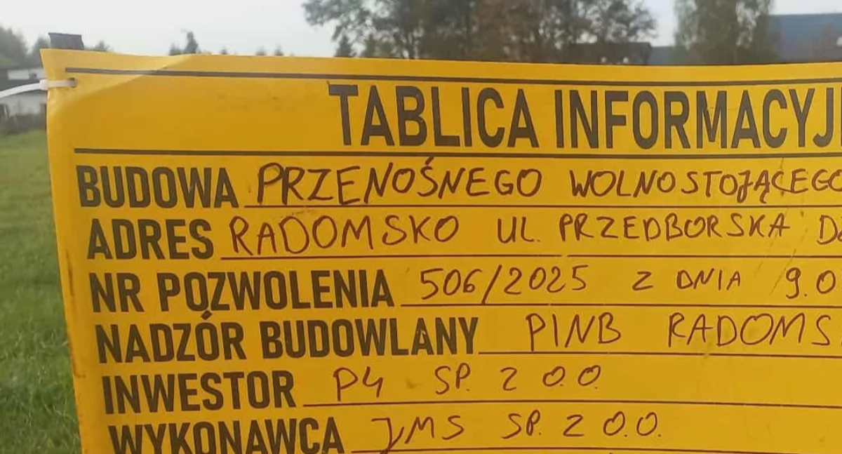 Maszt telekomunikacyjny widzę ogromny. Ale dlaczego między domami?
