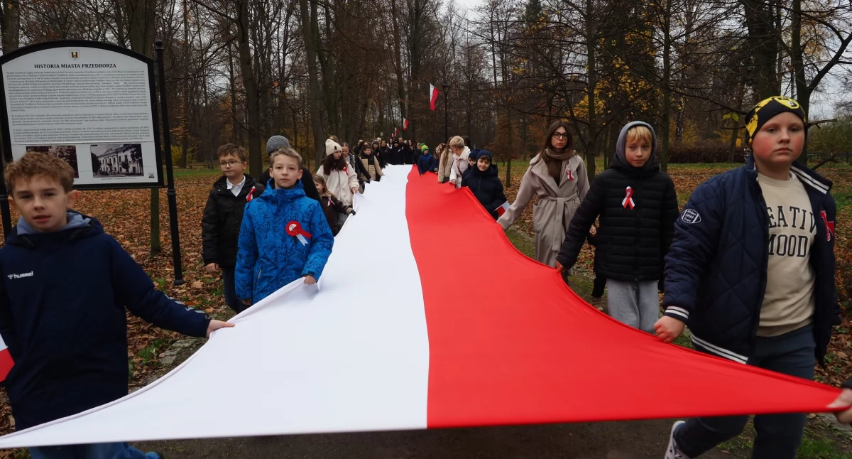 Przedbórz uczcił 107. rocznicę odzyskania niepodległości – msza, przemarsz i akademia w Domu Kultury