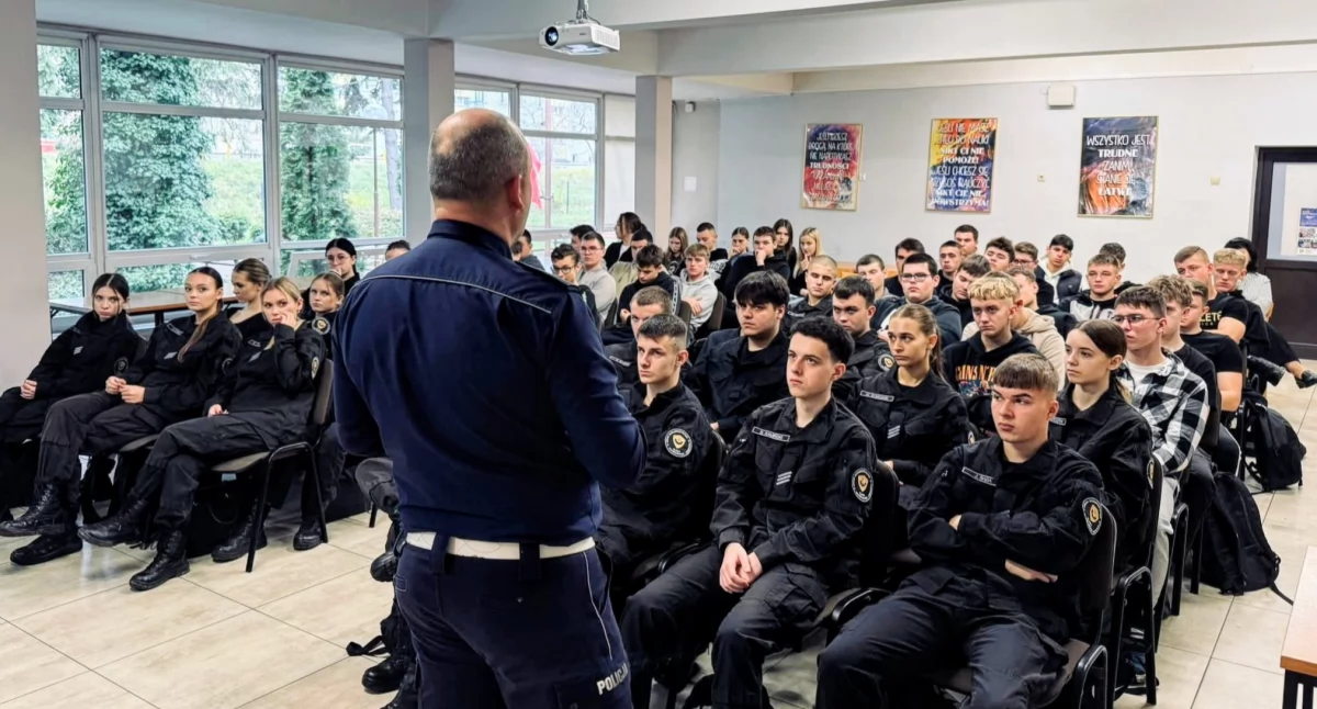 Aspirant Wiesław Kuc mówił uczniom Mechanika czym kończy się brawura za kierownicą