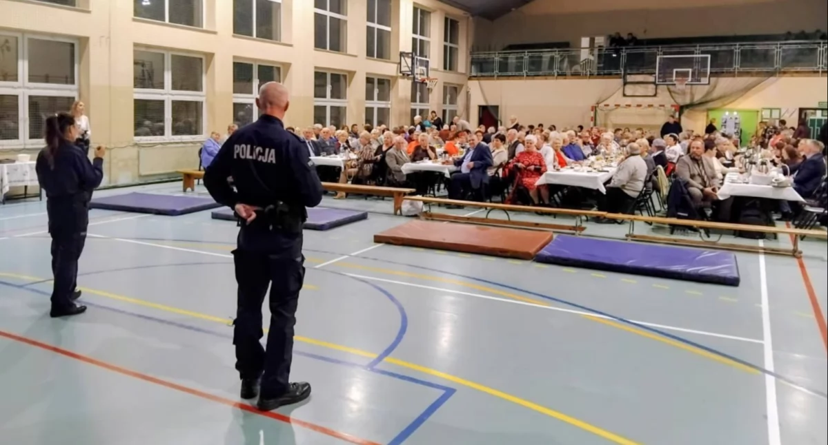 Radziechowice. Spotkanie seniorów z policjantami. Z okazji Światowego Dnia Seniora