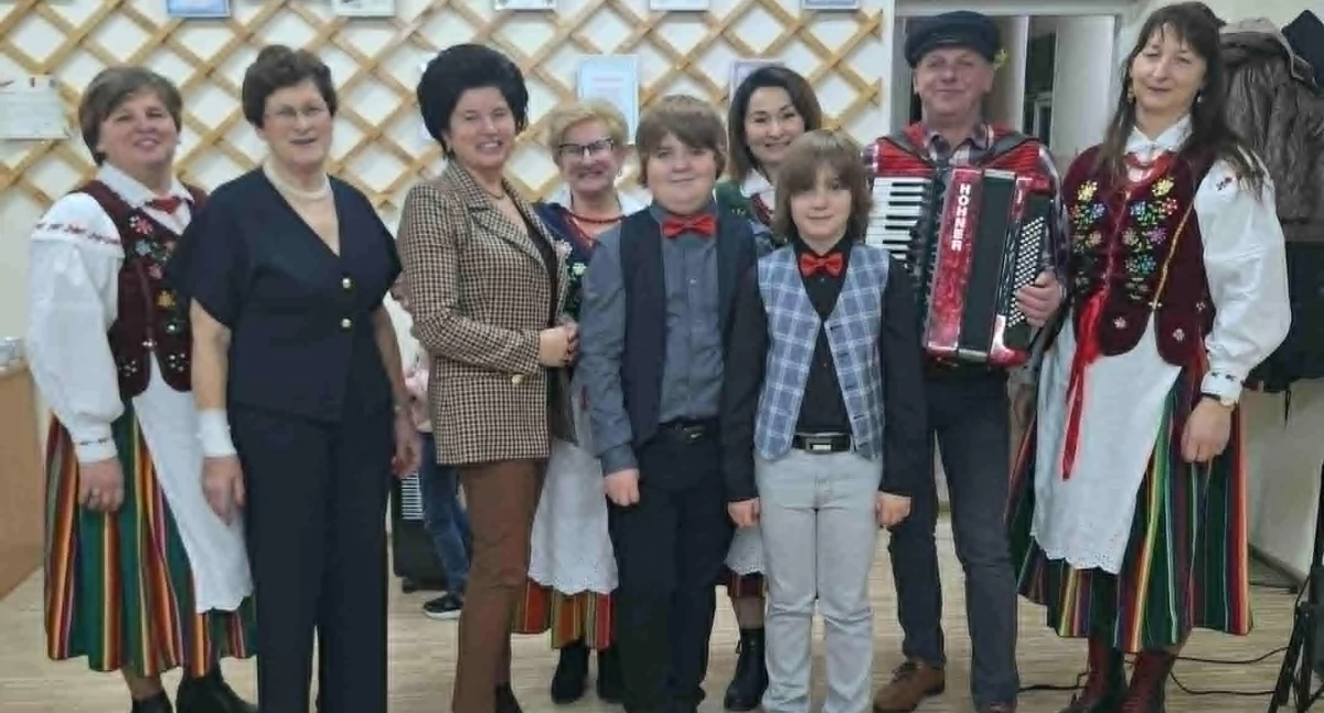 Obchody Dnia Seniora w gminie Masłowice. Tego dnia nie zabrakło ciepłych słów, pysznego poczęstunku i wspólnego śpiewania