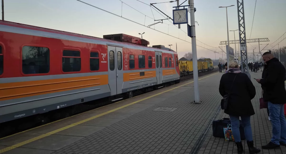 Pani Agata: - Na dworcu w Radomsku nie można nic zrozumieć. PKP: - Ależ skąd, sprawdziliśmy, wszyscy podróżni wszystko rozumieją