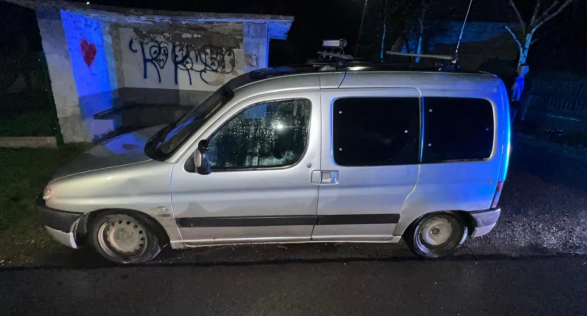 36-latek bez prawa jazdy za kierownicą Peugeota. W policyjny alkomat wydmuchał 0,3 promila. Stanie przed sądem