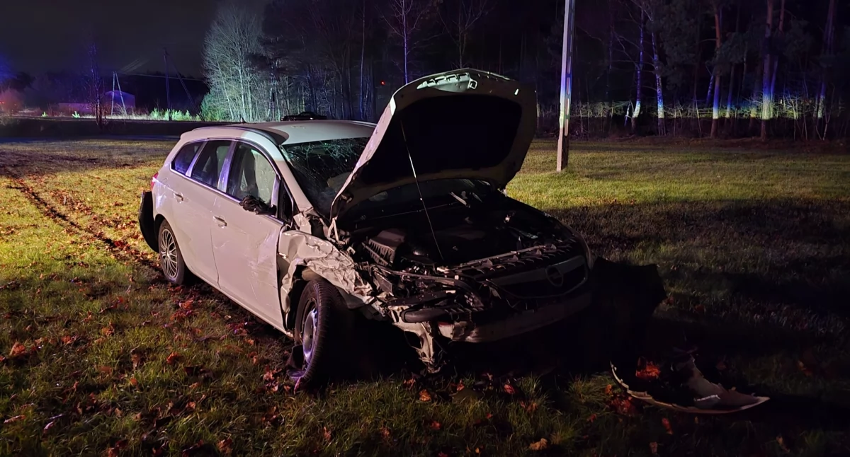 Wypadek w Dąbrowie. 58-latek w Oplu wyprzedzał i doprowadził do zderzenia z Toyotą