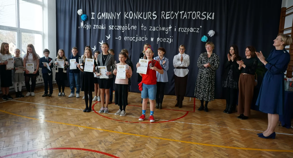 I Gminny Konkurs Recytatorski w Pławnie; uczniowie z trzech szkół w gminie Gidle zmierzyli się z poezją i interpretacją utworów literackich