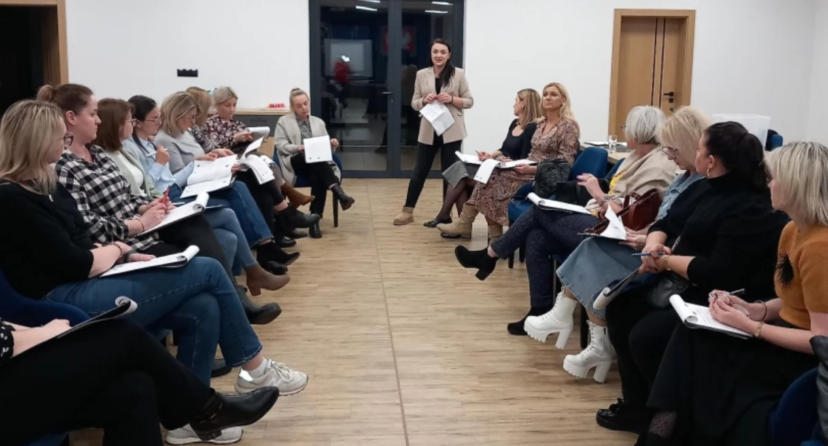 Warsztaty z psychologiem w Kamieńsku zakończyły cykl “Zdrowe i bezpieczne dzieciństwo“, podsumowując działania na rzecz wsparcia rodzin