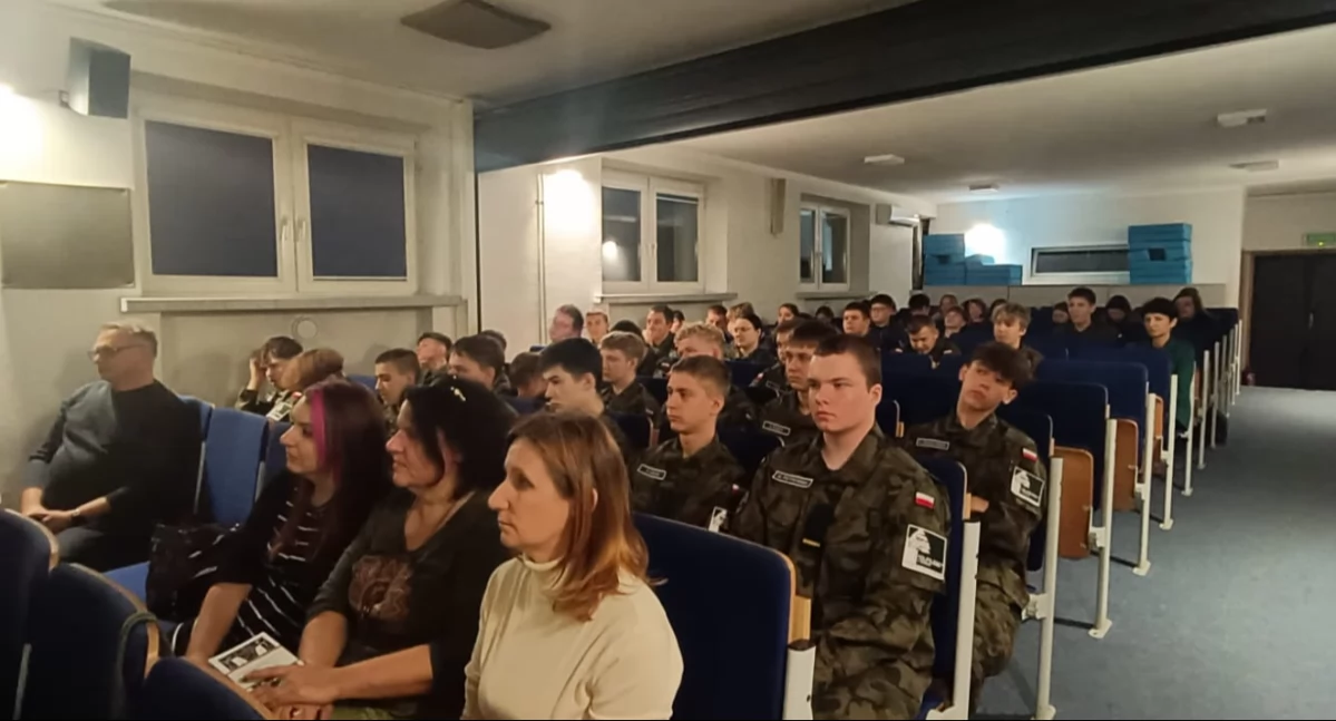 Ukraina - szansa czy zagrożenie? - tematem tegorocznej debaty oksfordzkiej. Uczestnicy otrzymali pamiątkowe statuetki