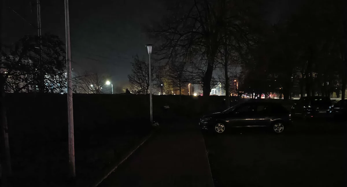 Czytelnik: - W tym parku można nieźle dostać po twarzy. Od kilku tygodni nie działa tam oświetlenie. Nawet jakieś auto zdewastowali