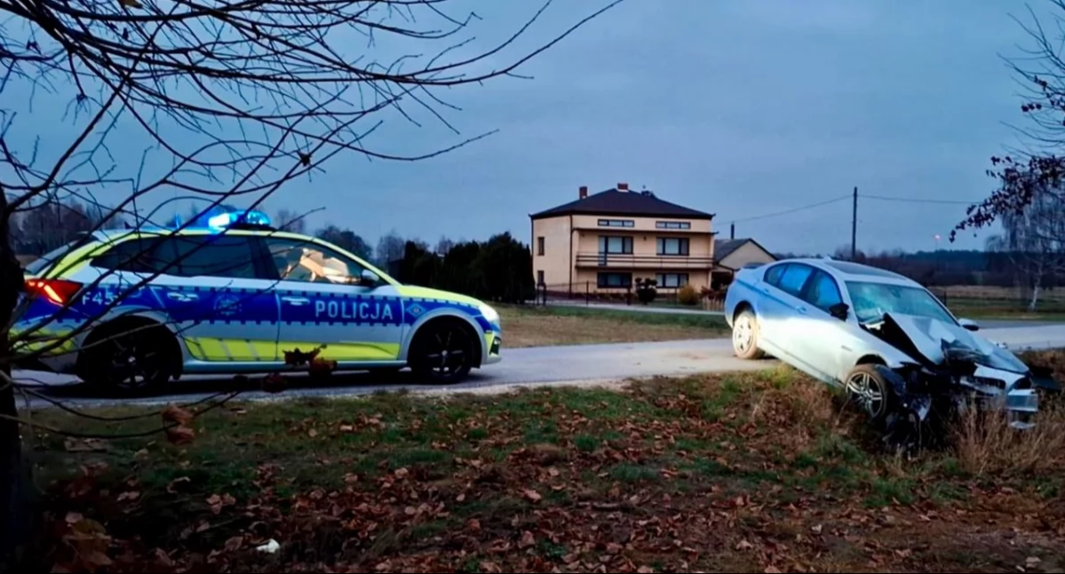 Pijany 22-latek kierujący BMW wjechał w drzewo. Aspirant Kaczmarek: - To nie błąd. To  wybór, który może skończyć się tragedią