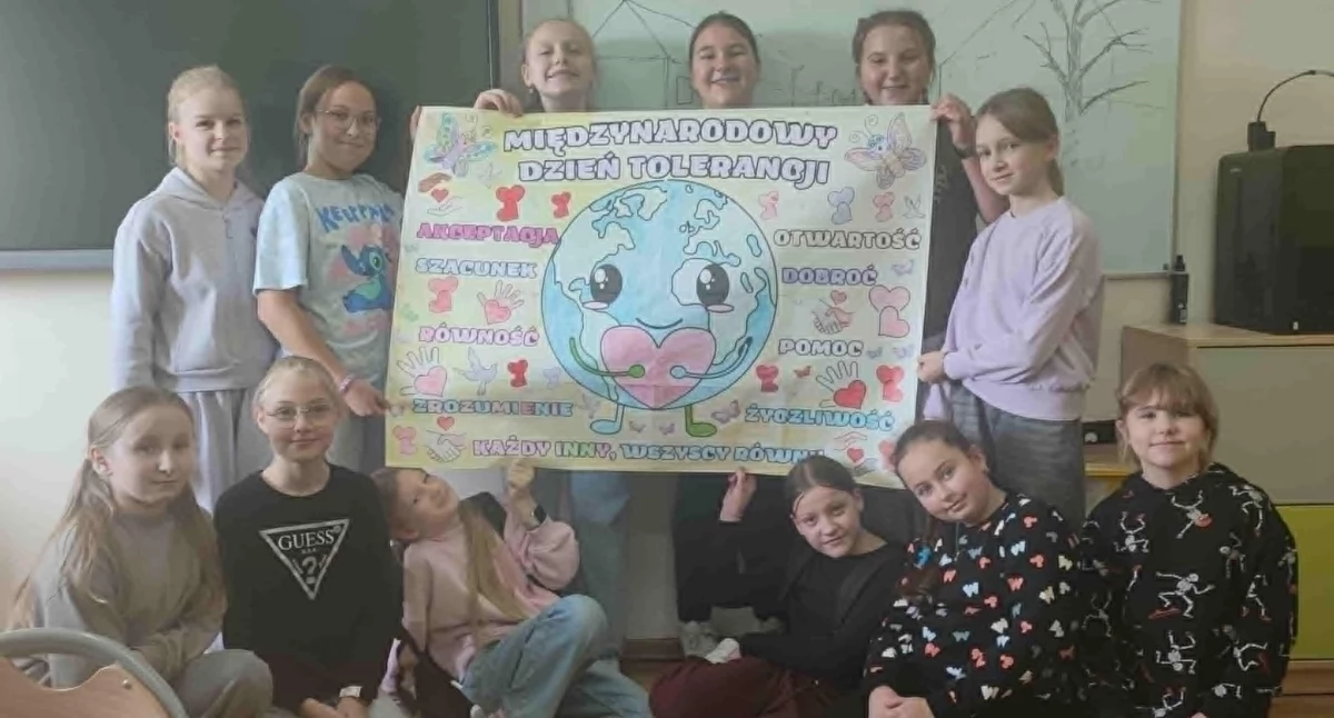 Uczniowie ze Strzelec Małych świętowali Międzynarodowy Dzień Tolerancji, tworząc wspólny plakat i rozmawiając o szacunku