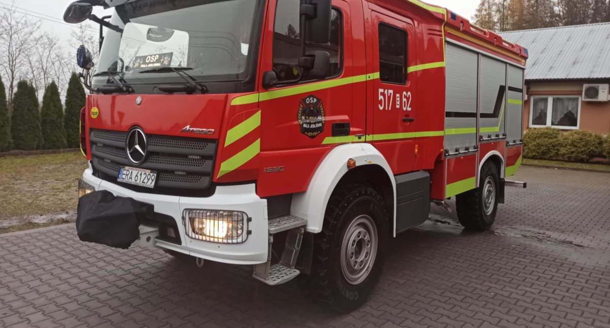 [WIDEO] Strażacy ochotnicy i mieszkańcy Woli Jedlińskiej uroczyście powitali nowy wóz bojowy