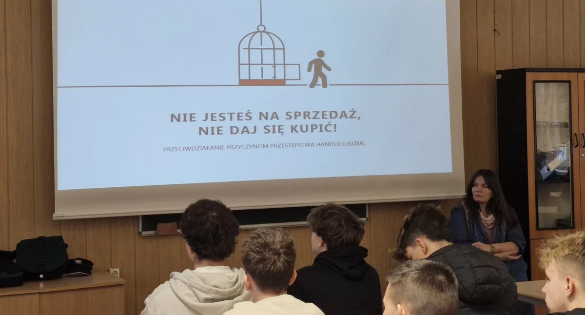 Spotkanie edukacyjne w Elektryku. Uczniowie dowiedzieli się jak rozpoznać złudne obietnice i chronić się przed handlem ludźmi
