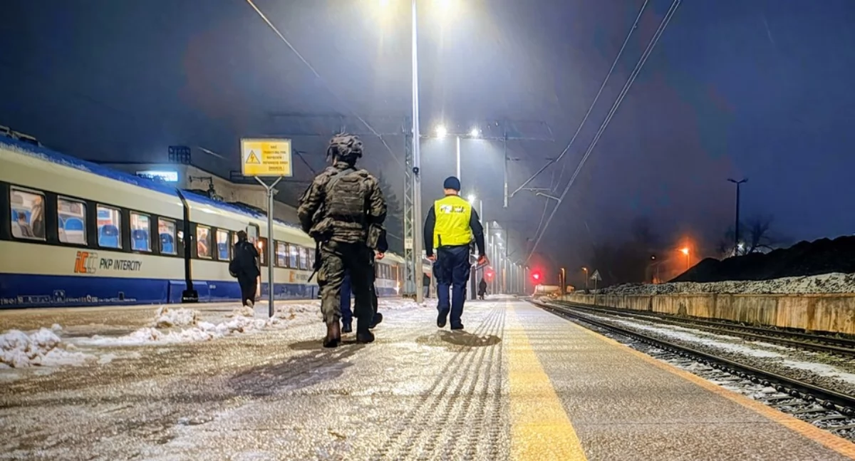 [WIDEO] Trwa operacja TOR. Policjanci, SOK-iści i WOT-owcy na dworcu PKP w Radomsku. Aspirant Kaczmarek: - Każdy sygnał zostanie sprawdzony