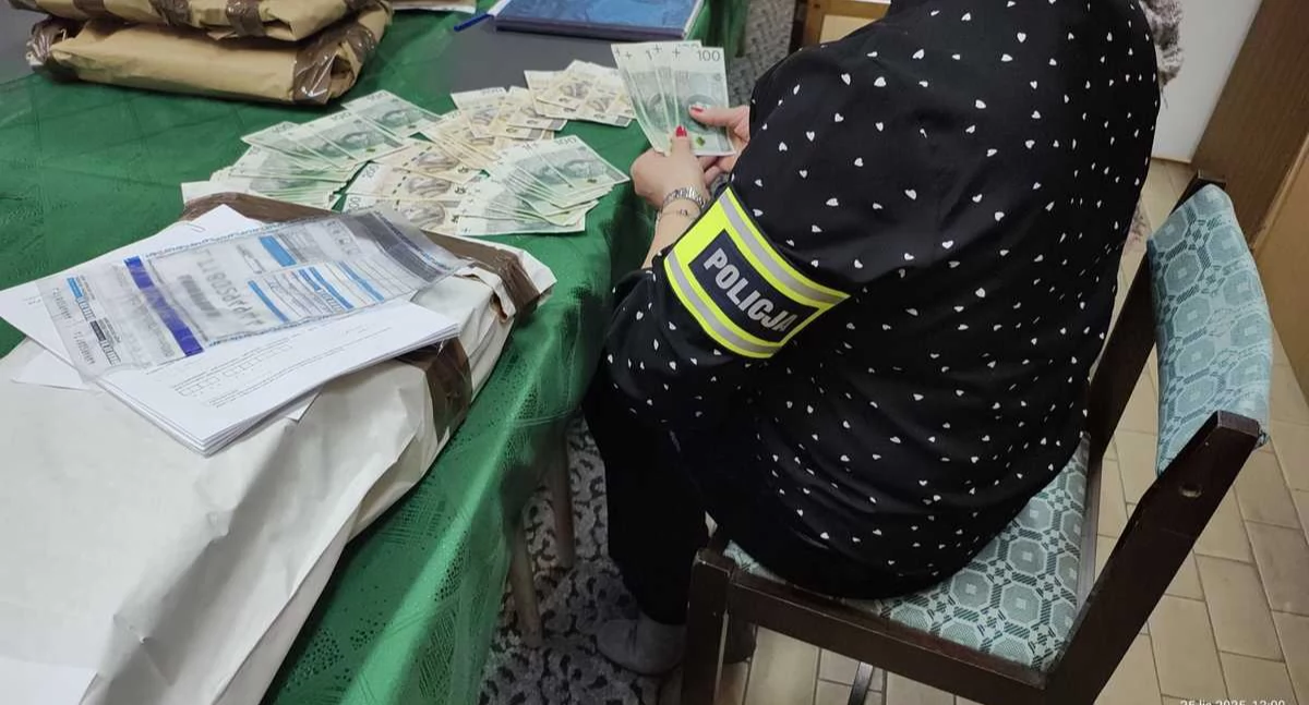[WIDEO] Zatrzymali 10 osób, przeszukali 30 miejsc. Chodzi o korupcję wśród urzędników. Nadkomisarz Sobieraj: - Nie ma taryfy ulgowej