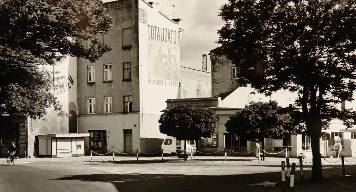 Widownia liczyła 225 miejsc siedzących. Wejście i poczekalnia zbudowane były prowizorycznie z desek [Historia Gazetą pisana] 