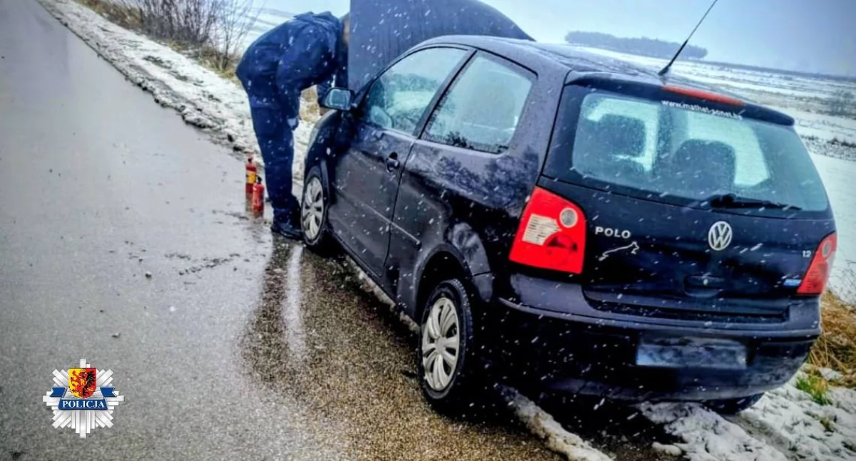 Pożar Volkswagena w miejscowości Łowicz. Strażacy pojechali gasić, ale policjanci byli szybsi