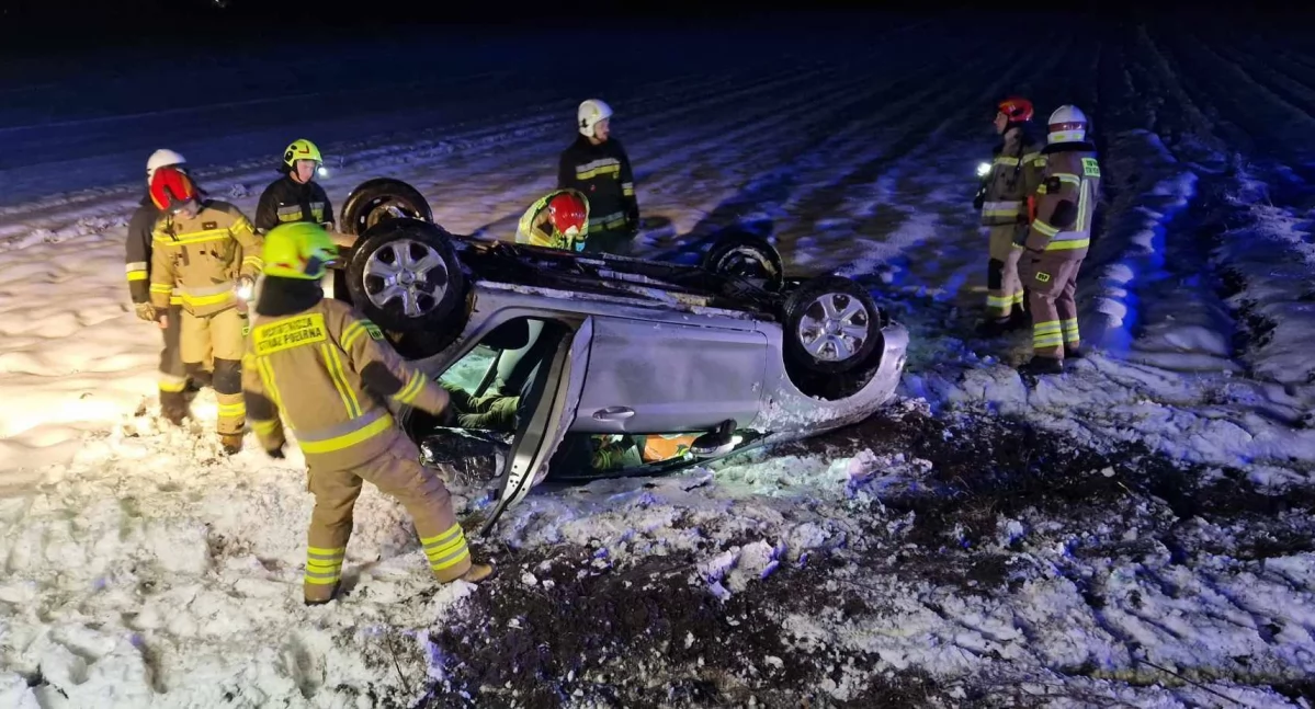 49-latka straciła panowanie nad samochodem. Ford Fiesta dachował. Na pomoc wysłano strażaków, ratowników i policjantów