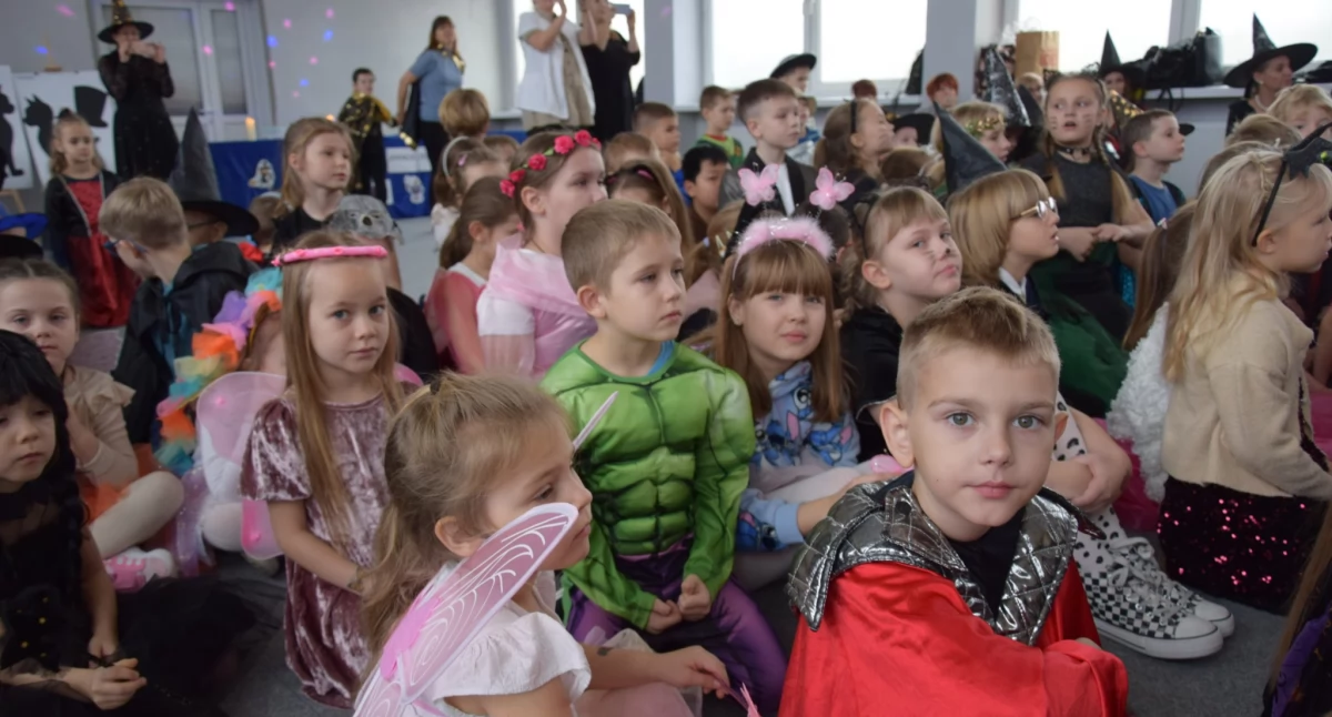 Andrzejkowy Dzień Integracji w Trójce. Były andrzejkowe wróżby i pokaz iluzjonisty