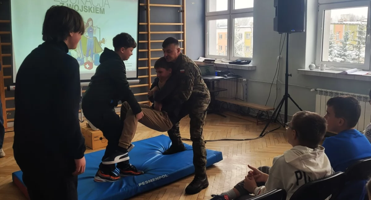 Edukacja z wojskiem. Uczniowie Czwórki spotkali się ze starszym chorążym sztabowym Pawłem Kałdońskim