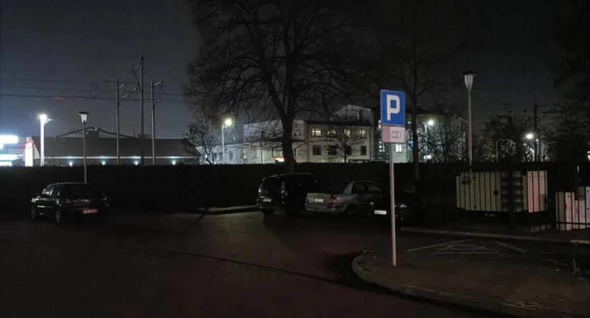 Czytelnik: - Ciemno od dwóch tygodni. Urząd Miasta: - Skontaktowaliśmy się z konserwatorem. Szuka miejsca, w którym kabel jest uszkodzony