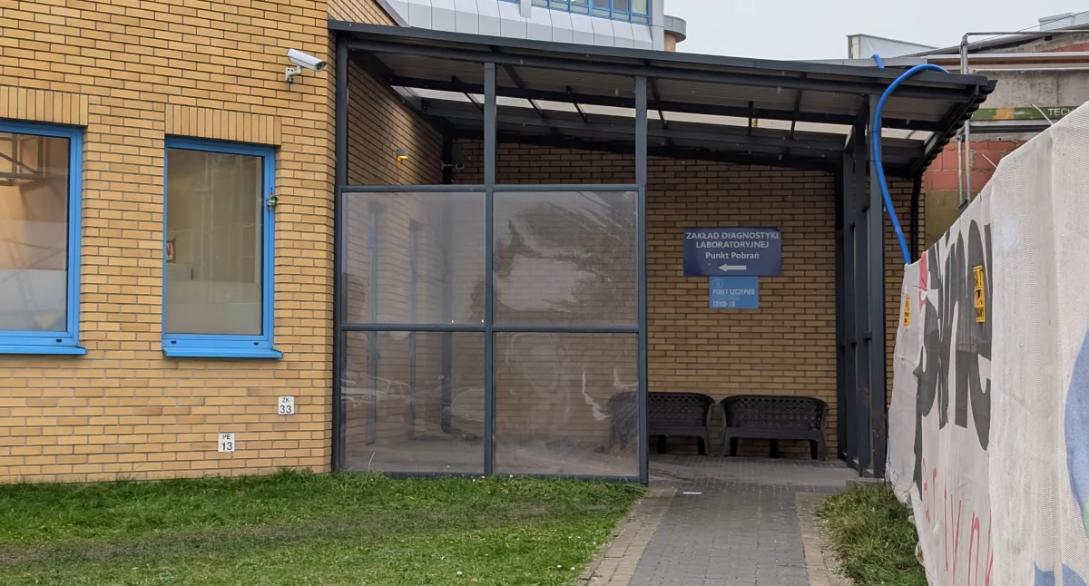 Pacjent: - Ludzie stoją w kolejce i marzną. Przemysław Drozdek: - Większość pacjentów przychodzi rano, a laboratorium czynne jest do przedpołudnia