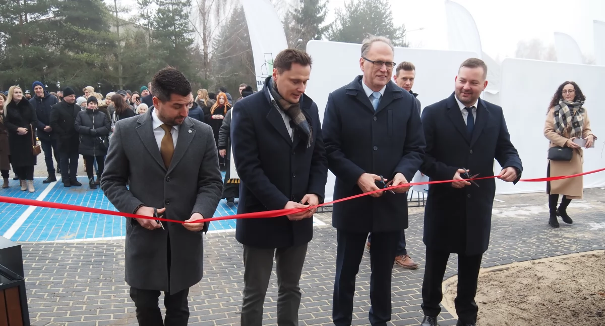 [WIDEO, ZDJĘCIA] SIM Łódzkie wybudował dwa bloki. Proboszcz je poświęcił, a lokatorzy odebrali klucze