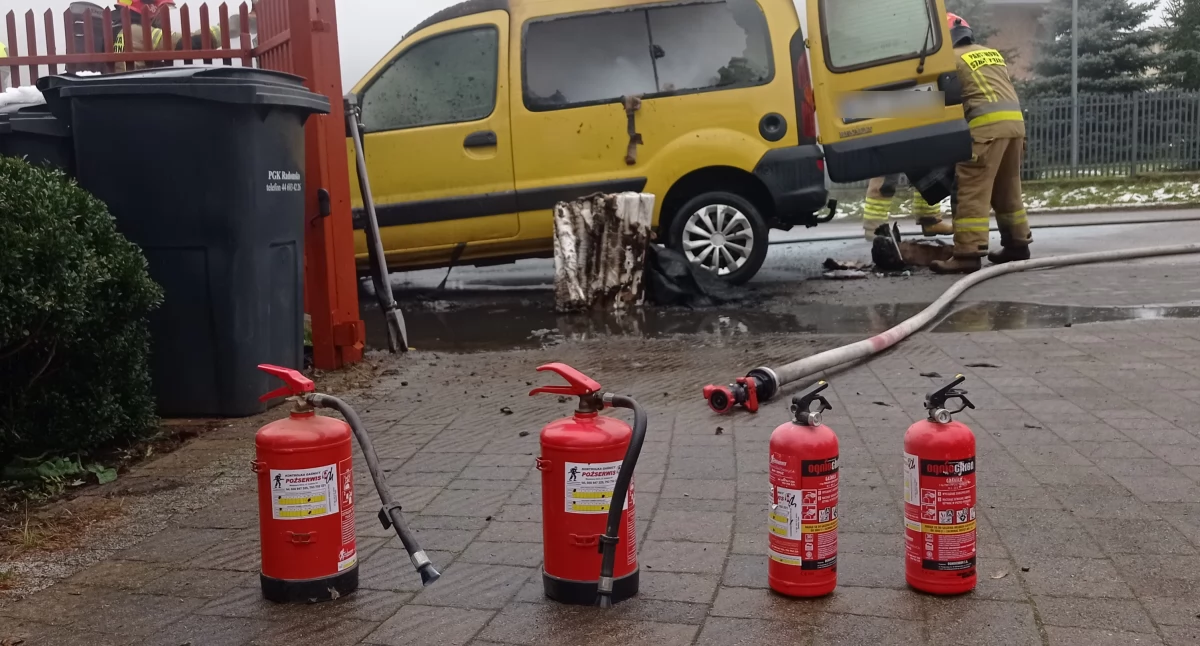 Pożar samochodu na ulicy Torowej. Ogień gasiły dwa zastępy straży