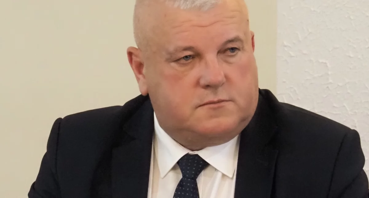 Dzieci w kolejce, koszmar trwa. Radny Arkadiusz Ciach o kryzysie pieczy zastępczej