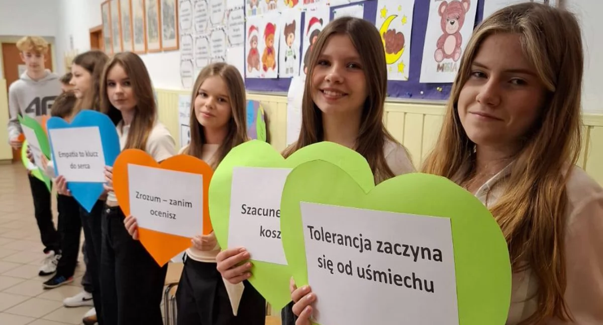 Uczniowie podstawówki w Górach Mokrych przygotowali apel o szacunku i empatii z okazji Dnia Osób z Niepełnosprawnościami