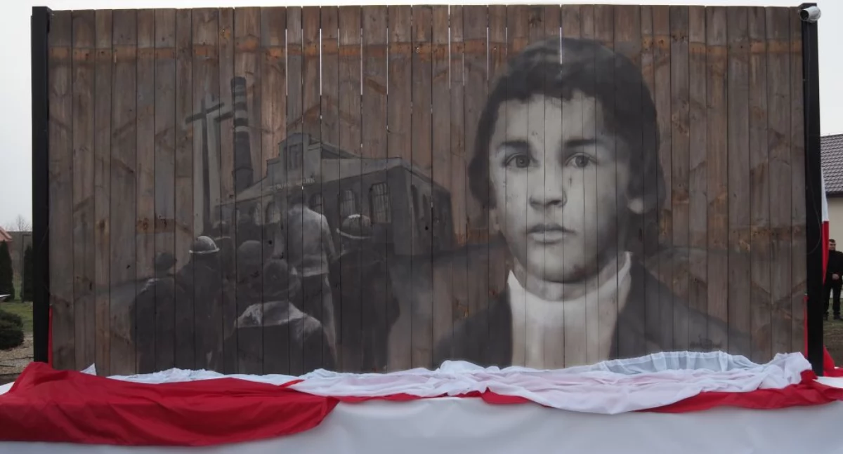 Mural w Niedośpielinie: „Historia uczy, jak łatwo wolność może zostać ograniczona”. Rocznica śmierci Andrzeja Pełki