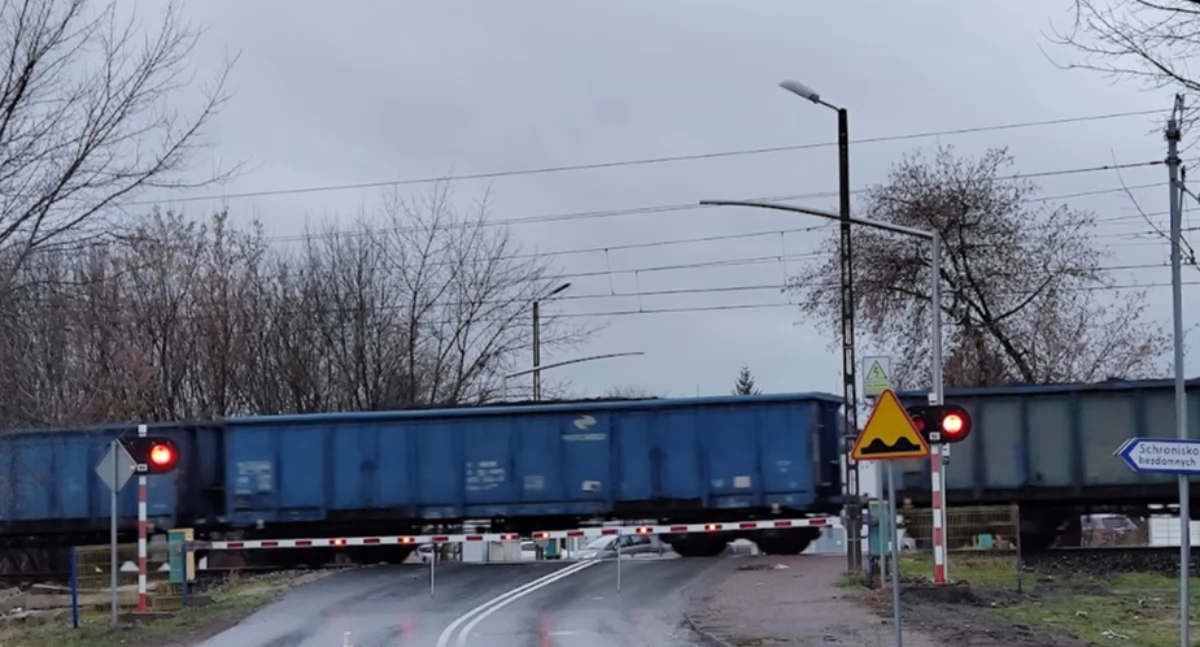 Pociąg towarowy potrącił osobę pieszą. Na miejscu służby ratunkowe i prokurator. Trwa ustalanie przyczyn i okoliczności