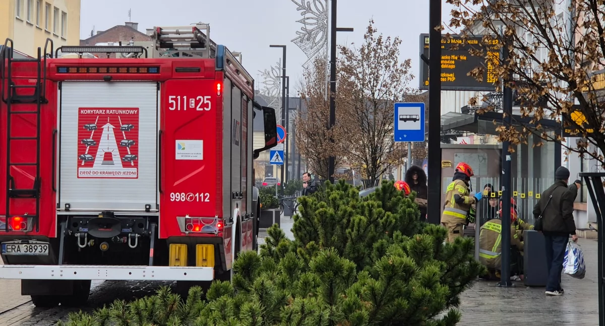 Nieprzytomny mężczyzna na Placu 3 Maja. Strażacy udzielali pierwszej pomocy