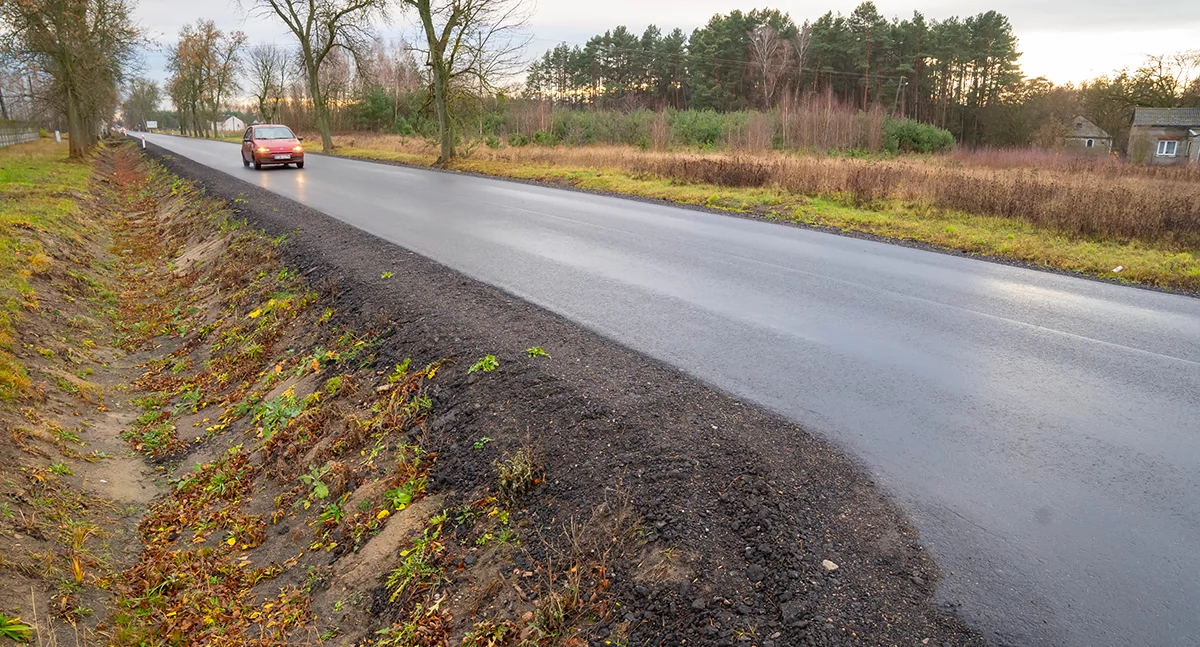 Nowy odcinek drogi między Silnicą a Silniczką w gminie Żytno. 3 kilometry drogi wojewódzkiej dla bezpieczniej i komfortowej podróży po regionie